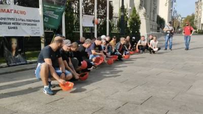 В Киеве проходит митинг в поддержку протестующих под землёй шахтёров