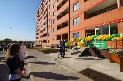 Дети-сироты получили новые квартиры в ростовском ЖК "Соловьиная роща"