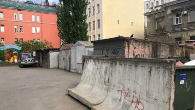 В Петроградском районе обнаружили 10 незаконных гаражей