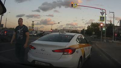 Московский таксист нарушил правила и пообещал другому водителю вырвать усы. Видео