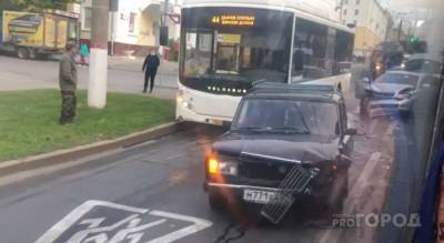 В Чебоксарах в час пик столкнулись 44-й автобус и две легковушки