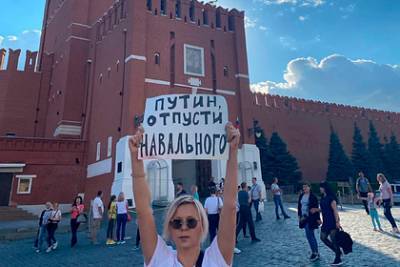 Яну Троянову оштрафовали за пикет в поддержку Навального
