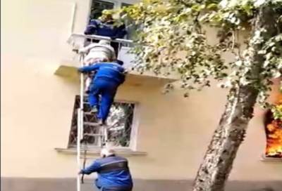 Работники "Леноблводоканала" спасли пенсионерок во время пожара