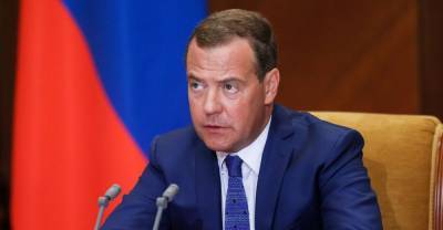 Медведев ответил Польше на требования ареста диспетчеров РФ