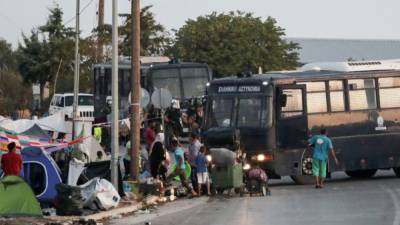 Греческие правоохранители начали переселять мигрантов из сожженного лагеря на новое место