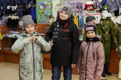 Осенние куртки, шапки, джинсы и толстовки для детей поступили в «Угловой» в Чите