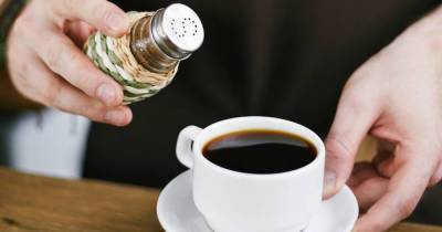 Зачем некоторые насыпают соль в кофе: лайфхак для гурманов