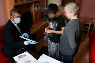 В Ярославле проверили состояние детей, которых истязал отец