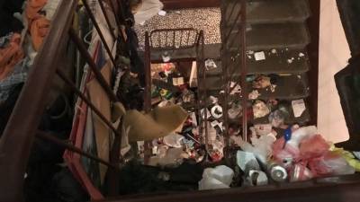 В Петербурге в заваленной под потолок мусором квартире ищут пропавших хозяев
