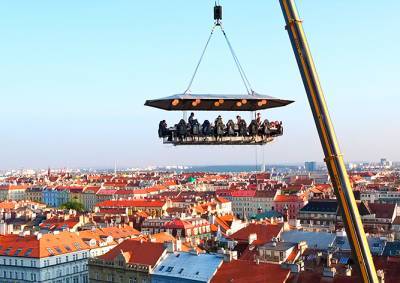 В центре Праги откроется аттракцион «Ужин в облаках»