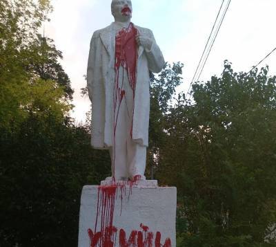 В Миассе вандалы облили краской памятник Ленину и написали на нем «убийца»