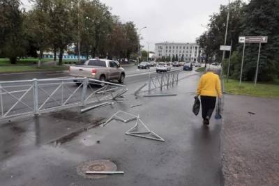 Неизвестный водитель снес ограду на Ольгинском мосту