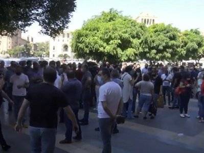 У здания правительства Армении проходят акции протеста импортеров одежды и обуви