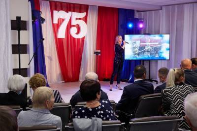 Работников аэропорта Южно-Сахалинск поздравили с 75-летием предприятия