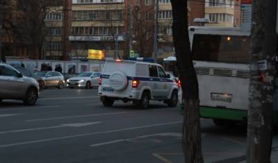 При попытке КАМАЗа отбуксировать автобус, водителя грузовика зажало между машинами