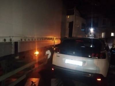 Неудачный поворот: в Николаеве фура повредила Peugeot