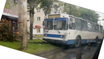 В Смоленске троллейбус вылетел с дороги и попал на видео