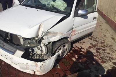 В Сочи пьяный водитель на иномарке сбил пешехода и врезался в бетонную стену