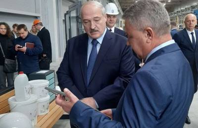 Лукашенко на «МАПИДе» подарили сертификат на двухкомнатную квартиру, он отдал его для семьи военнослужащего