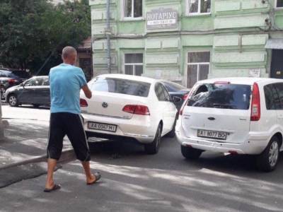 На Печерске в Киеве водитель у отделения полиции разгромил чужое авто