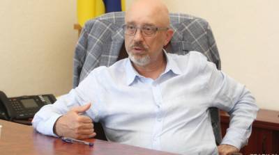 Украина не будет вносить изменения в Конституцию о статусе Донбасса – Резников