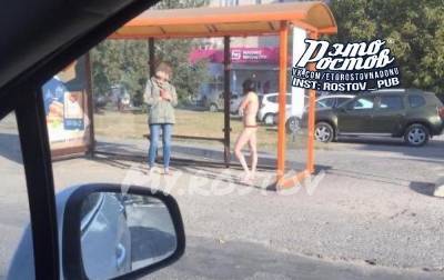 Обнаженная девушка ждала автобус утром в Ростове