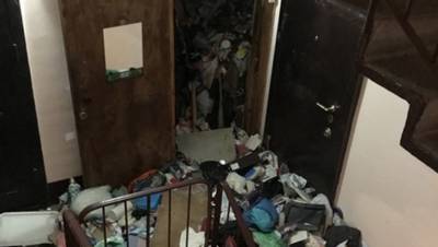Спасатели не смогли найти хозяев квартиры в горе мусора в Купчино