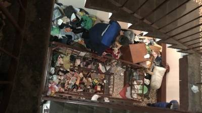 Пропавшего мужчину родственники пытаются отыскать в заваленной под потолок мусором квартире