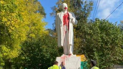 В Миассе неизвестные облили краской памятник Ленину