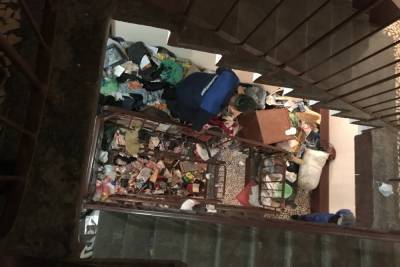 В заваленной до потолка мусором квартире ищут двух петербуржцев