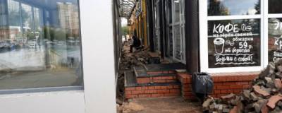 В Омске установили теплые остановки, которые перекрыли вход в кафе