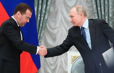 Путин вручил Медведеву орден «За заслуги перед отечеством» III степени