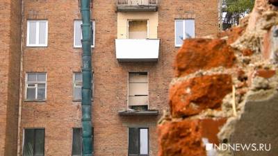 На Сахалине две женщины упали с третьего этажа вместе с балконом
