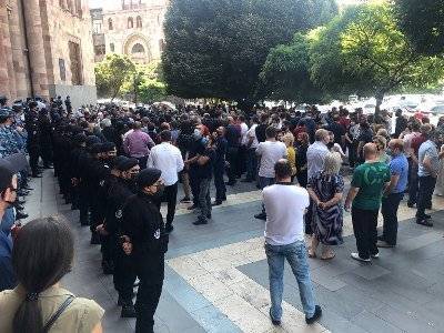 Протестующих в Ереване торговцев одежды и обуви приняли помощники премьер-министра Армении