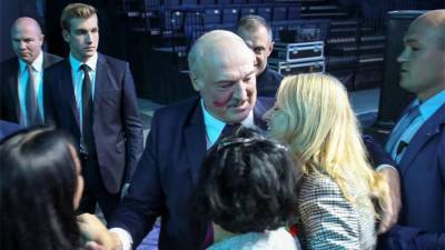 Сын Лукашенко Николай вместе с отцом посетил женский форум