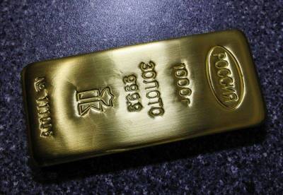 Золото дорожает на фоне неопределенности в экономике, снижения доллара
