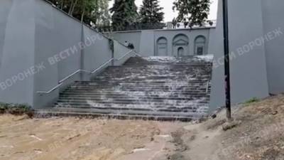 В центре Воронежа появилась лестница-водопад