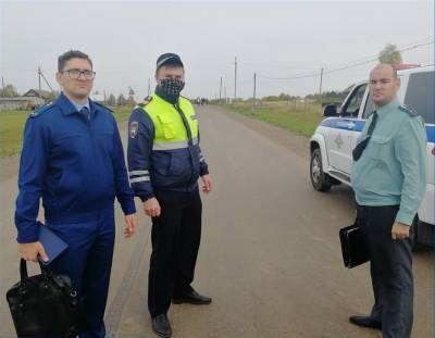 Прокуратура и приставы проверили ремонт дороги в Глазовском районе