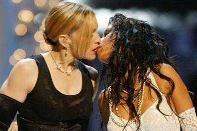 Кристина Агилера рассказала о том самом поцелуе с Мадонной на премии MTV VMA в 2003 году