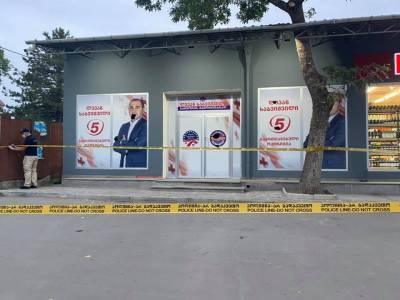 В Тбилиси закидали камнями штаб кандидата в депутаты от объединенной оппозиции