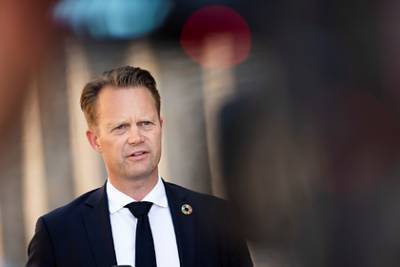 Глава МИД Дании извинился за секс с 15-летней