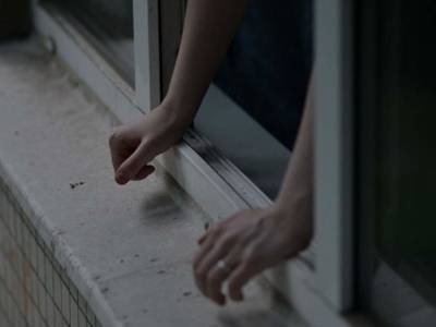 Трагедия в Запорожье: 12-летняя девочка выбросилась из окна после расставания с парнем