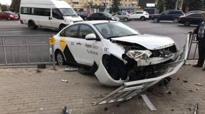 Такси вылетело на тротуар после жёсткого ДТП в центре Воронежа