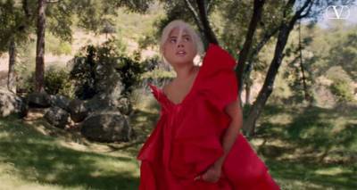 Непривычная Леди Гага: поп-дива спела в рекламном ролике нового парфюма Valentino