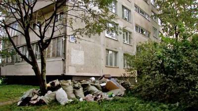 В Петербурге спасатели ищут женщину в заполненной мусором квартире