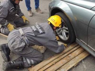 На Саперной слободке в Киеве Mercedes застрял в промоине