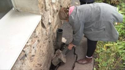 В Уфе жители многоэтажки жалуются на опасную яму