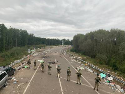 Хасиды освободили КПП в Яриловичах, пункт заработает после уборки мусора