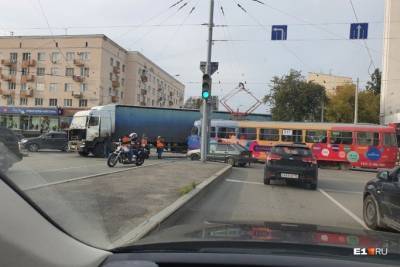 В центре Екатеринбурга трамвай столкнулся с фурой