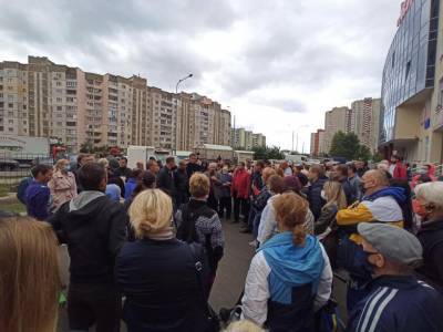 "Десять лет беспредела!": в Киеве люди взбунтовались и перекрыли дорогу, кадры